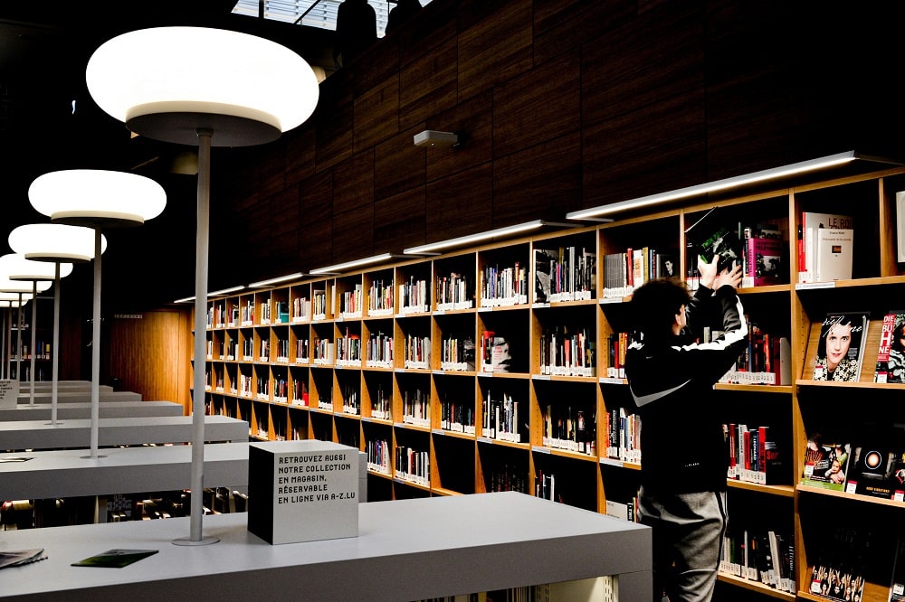 lampu LED untuk perpustakaan
