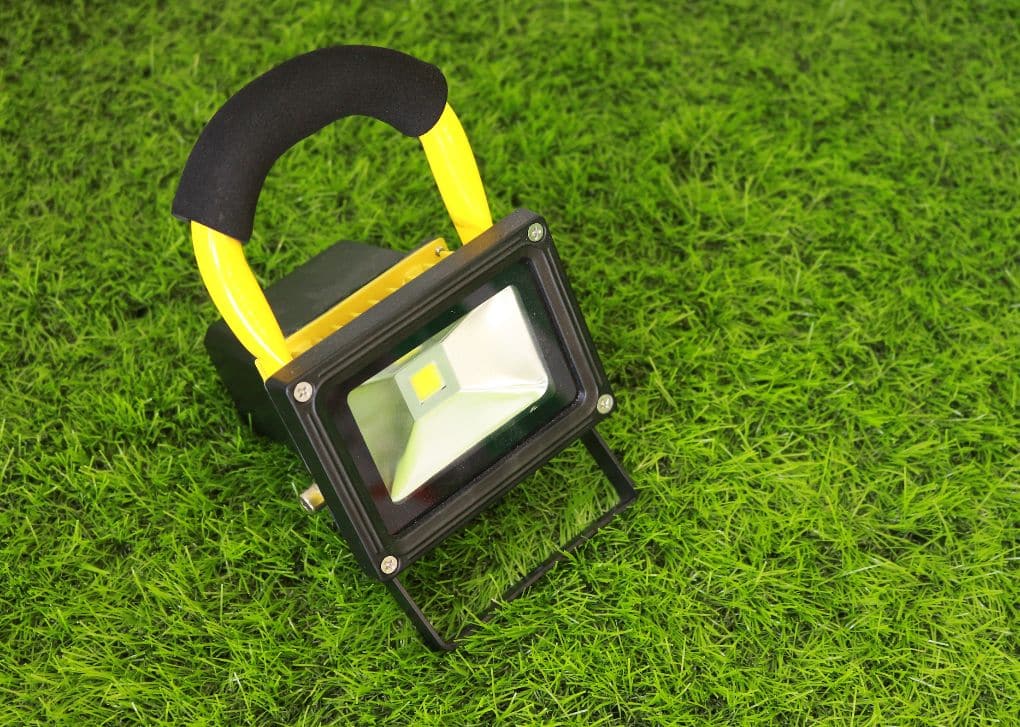 ilustrasi pemakaian LED floodlight di outdoor