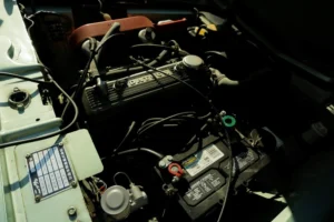 Ilustrasi Dasbor Mobil Dengan Sejumlah Kabel